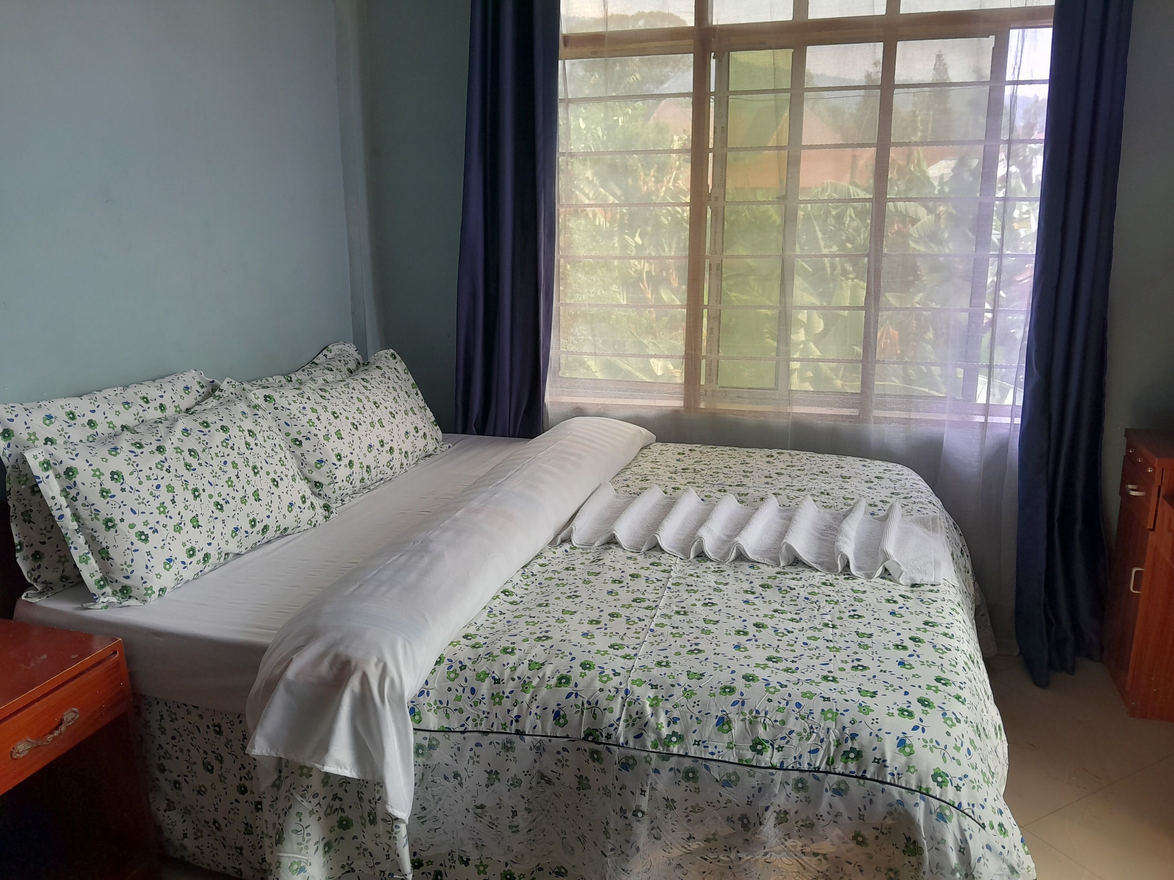 Standaard tweepersoonskamer | Een bureau, een laptopwerkplek, gratis wifi