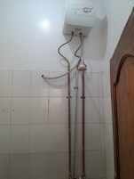 Standard Double Room | Bathroom | Shower, towels, soap, shampoo