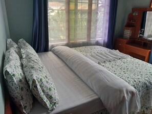 Schreibtisch, laptopgeeigneter Arbeitsplatz, kostenloses WLAN