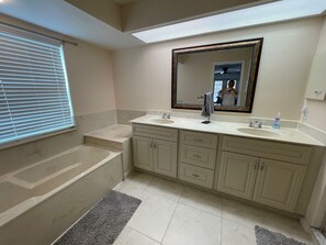 Douche, sèche-cheveux, serviettes fournies