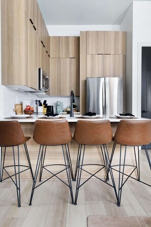 Geladeira, micro-ondas, fogão, cooktop