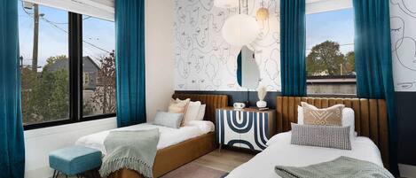 2 habitaciones, tabla de planchar con plancha y cuna de viaje