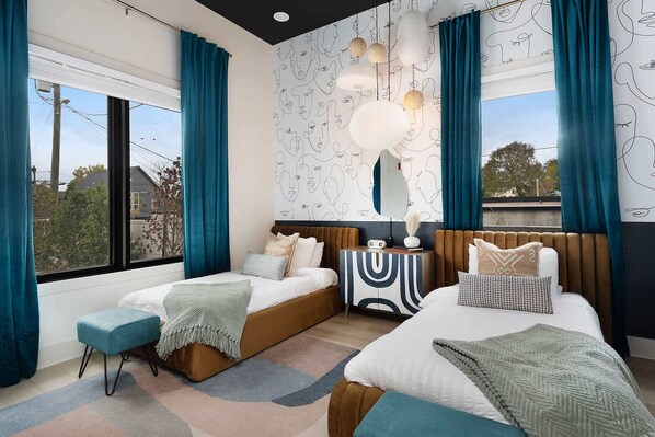 2 quartos, ferros/tábuas de passar roupa, berço de viagem