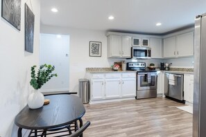 Frigorífic, microones, forn i placa de cuina 