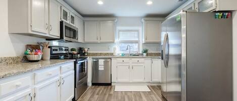 Refrigerador, microondas, horno, placa de cocina