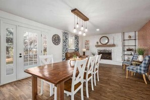 Dining - Chic Escape:Pet Friendly w/Modern Charm & Waffles! (Orem)