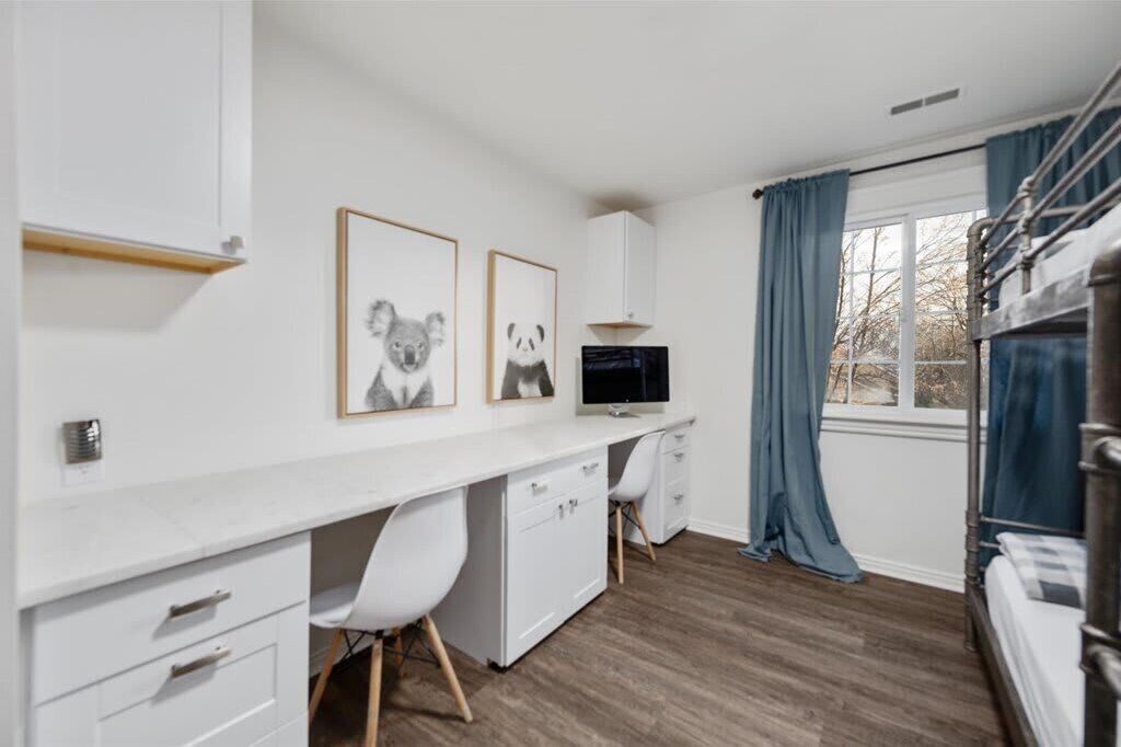 5 bedrooms, desk, iron/ironing board, travel crib