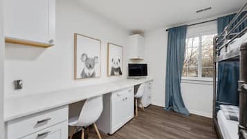 4 slaapkamers, een bureau, een strijkplank/strijkijzer, reisbedje