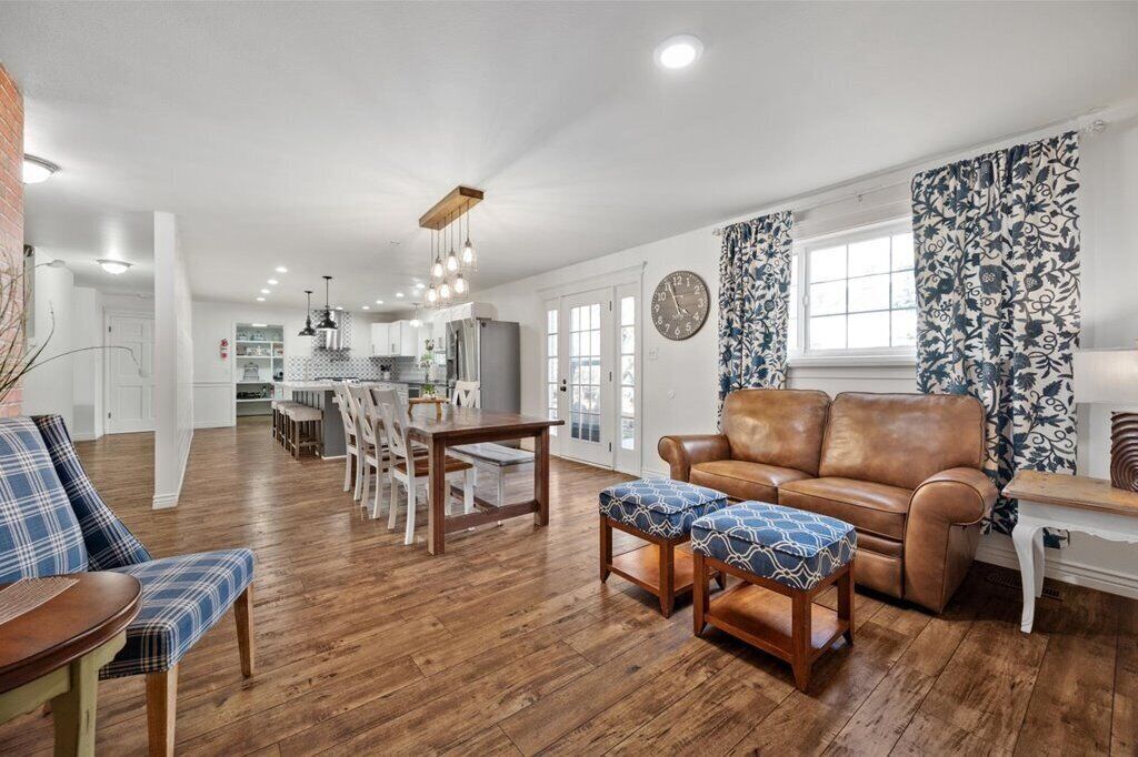 Smart-tv, een open haard, tafelvoetbal en een kantoor