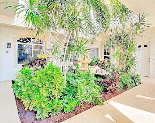 2/2 Condo On Venice Island - Minutes To Beaches - Breeze By the Sea