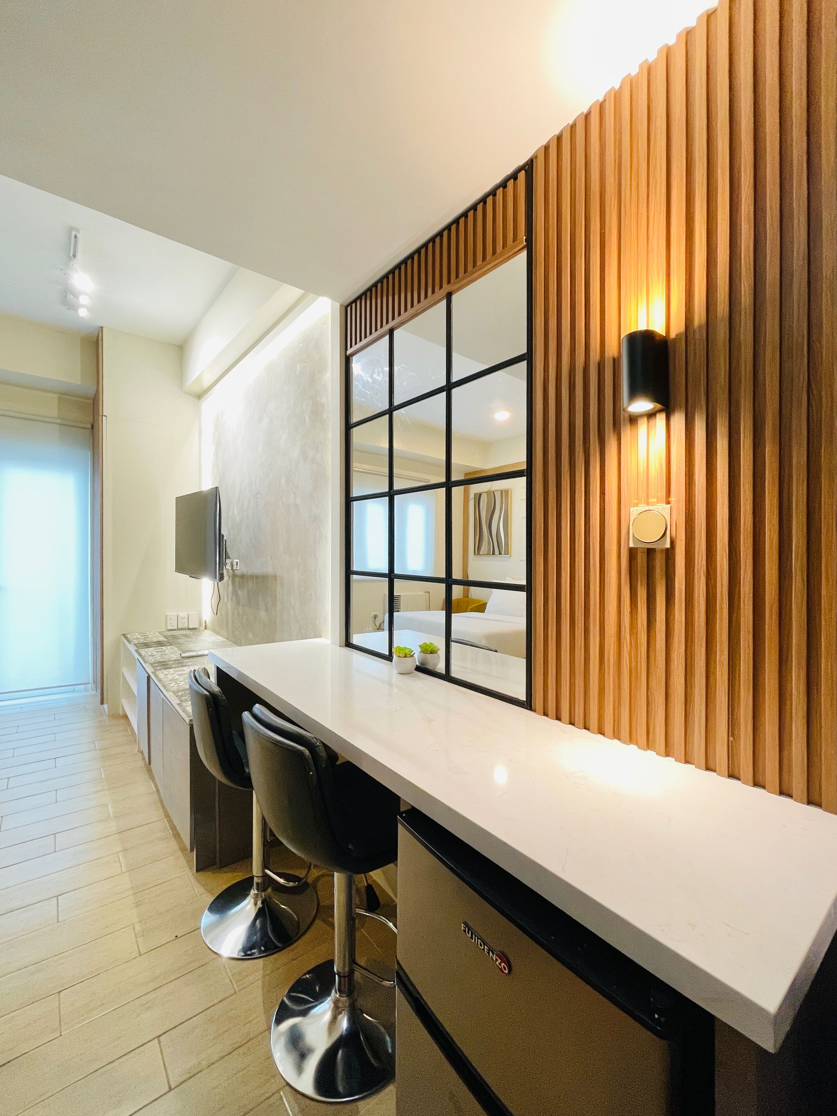 Estudi destacat, balcó, vistes a la piscina | Zona de menjador de l'habitació