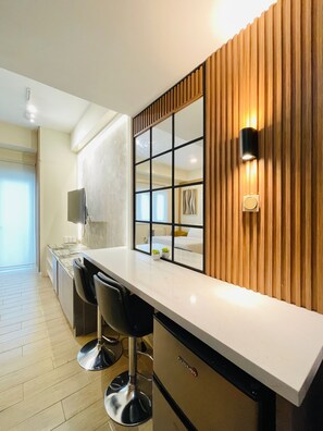 Studio Signature, balcon, vue sur la piscine | Repas dans la chambre