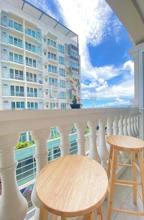 City Daire, 1 Yatak Odası, Balkon, Havuz Kenarı | Balkon