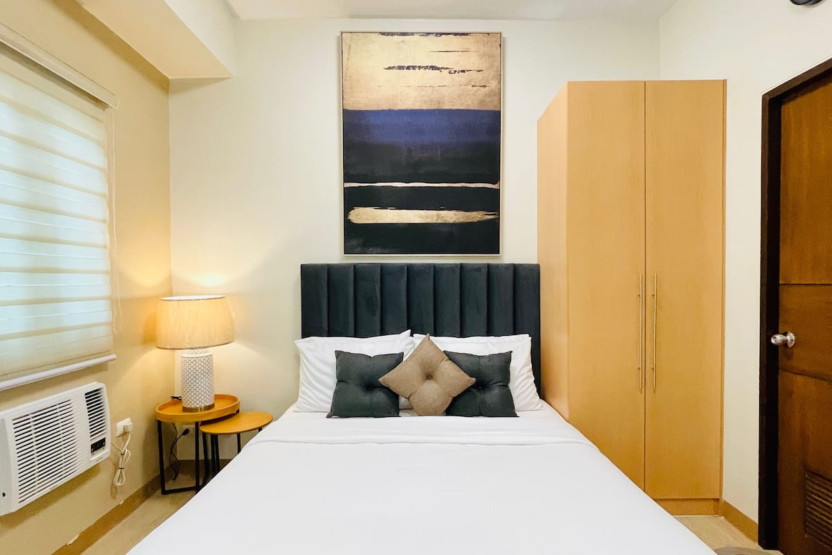 Basic Studio, 1 Queen Bed, Non Smoking, Balcony | Living area
