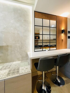 Signature Studio, Balcony, Pool View | In-room dining - LaFayette Park Square (Iloilo)