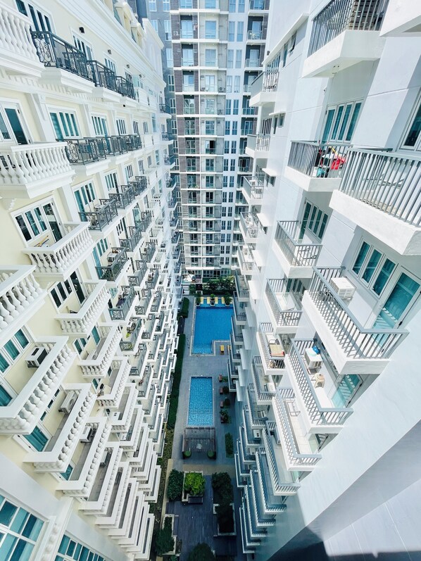 Studio Confort, balcon, vue sur la piscine | Vue de la chambre