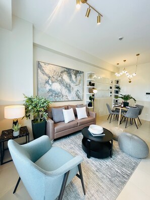 Signature Daire, 1 Yatak Odası, Balkon | Oturma odası | Dijital TV kanalları bulunan 42 inç akıllı televizyon 