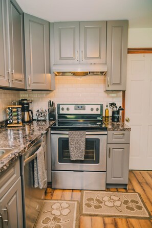 Private kitchen - Lovely 3-bedroom house in Tobyhanna with AC, WiFi (Tobyhanna)