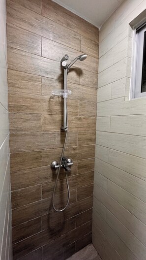 Dusche, Haartrockner, Bidet, Handtücher