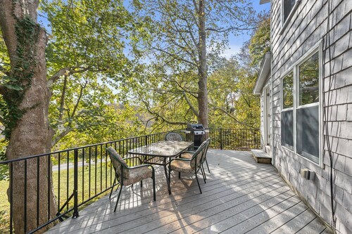 Charming cottage, walk to downtown waterfront, large deck, outdoor seating, and grill