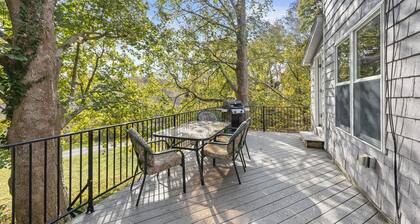 Charming cottage, walk to downtown waterfront, large deck, outdoor seating, and grill