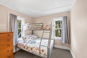 2 bedrooms, WiFi - Charming cottage, walk to downtown waterfront, large deck, outdoor seating, and grill (Plymouth)