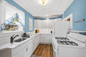 Fridge, microwave, oven, stovetop - Charming cottage, walk to downtown waterfront, large deck, outdoor seating, and grill (Plymouth)