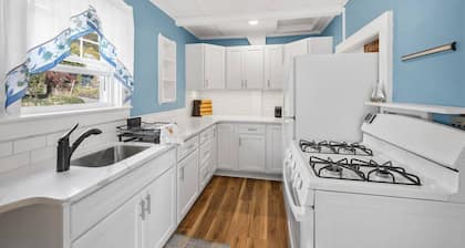Charming cottage, walk to downtown waterfront, large deck, outdoor seating, and grill