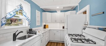 Charming cottage, walk to downtown waterfront, large deck, outdoor seating, and grill