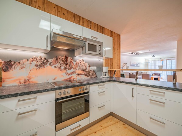 Kühlschrank, Mikrowelle, Ofen, Herdplatte