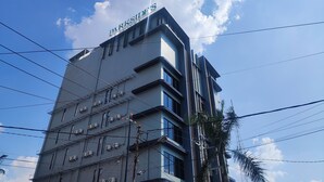 A multi-story building with the sign "Parkside's" on the top. - Parkside's Hotel Palembang (Palembang)