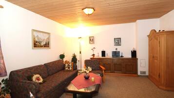 Una televisión, un reproductor estéreo