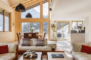 Smart-TV, Kamin, Stereoanlage