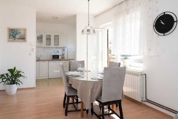 Departamento familiar, 2 habitaciones, balcón (Spacious 2 Bedroom Apartment With) | Restaurantes
