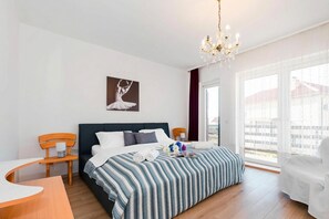 Family Apartment, Multiple Bedrooms (Spacious 2 Bedroom Apartment With) | 2 bilik tidur, seterika/papan seterika, Wi-fi percuma, cadar katil 