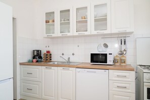 Kjøleskap, ovn, kokeplater og oppvaskmaskin