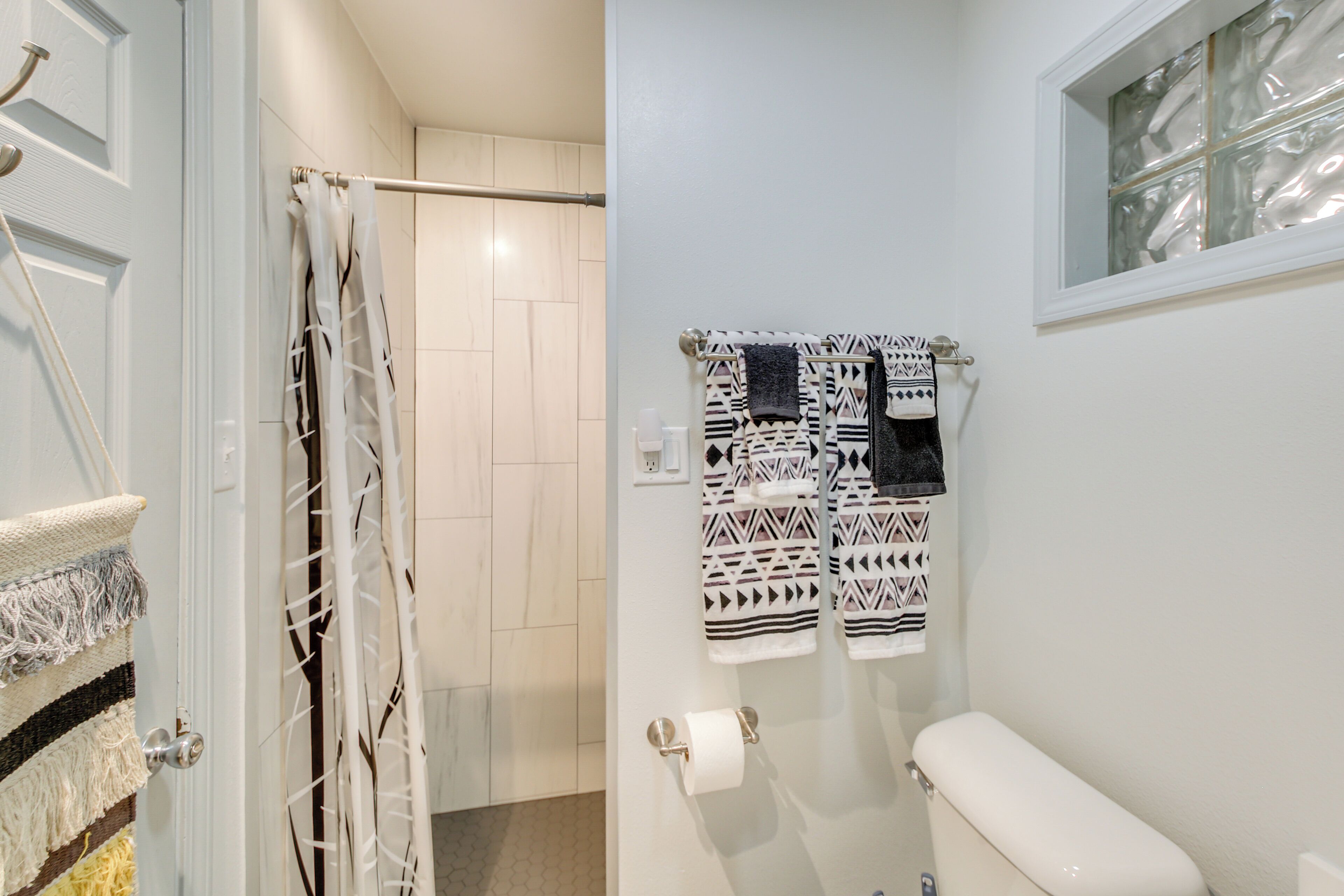 Sèche-cheveux, serviettes fournies