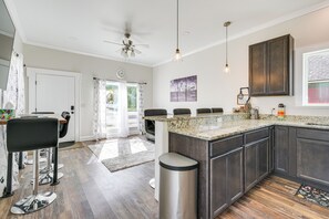 Réfrigérateur, micro-ondes, plaque de cuisson, lave-vaisselle