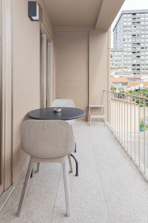 Outdoor dining - Liiiving in Porto - Trindade Deluxe Studio 2T (Porto)