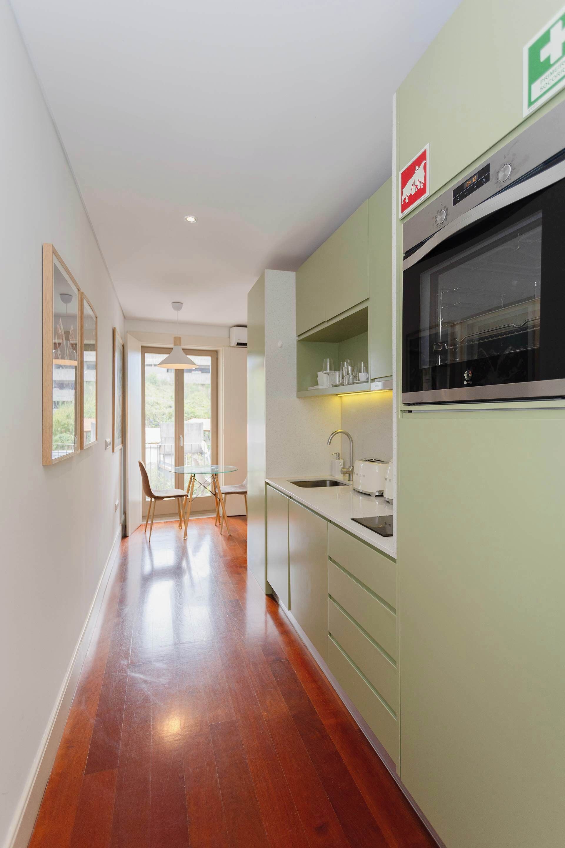 Kylskåp, ugn, spishäll och diskmaskin