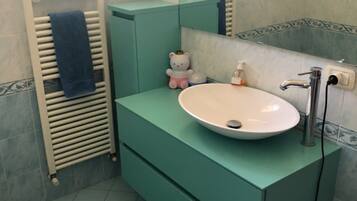 Secador de pelo, toallas