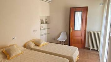 7 bedrooms, iron/ironing board, internet, bed sheets