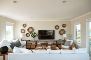 Smart-TV, bøker og stereoanlegg