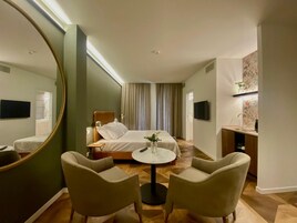 Desk, laptop workspace, soundproofing, free WiFi