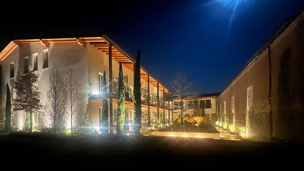 A modern building with large windows and a courtyard. - Aria Executive Resort  (Travagliato)