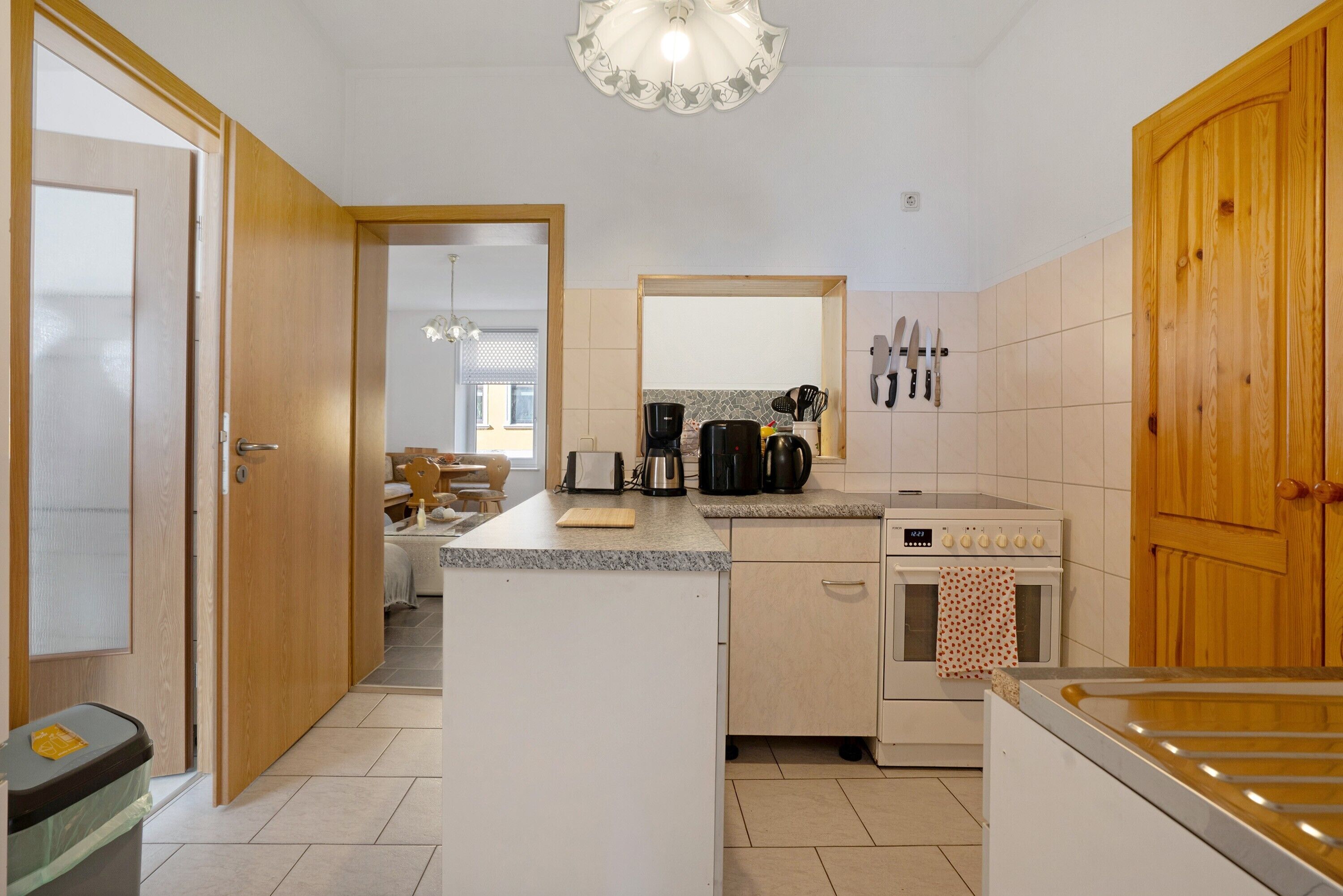 Fridge, oven, stovetop, coffee/tea maker