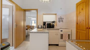 Fridge, oven, stovetop, coffee/tea maker