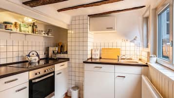 Een koelkast, een oven, een kookplaat, een vaatwasser