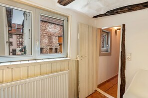 Chuveiro, produtos de toalete grátis, secador de cabelo 