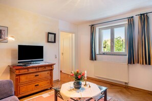 TV - Holiday Apartment 'Im Sägegässle' with Mountain View, Private Terrace and Wi-Fi (Badenweiler)